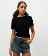 Blusa ajustada de morley negro con cuello redondo, mangas cortas y detalle de puntilla en los puños.