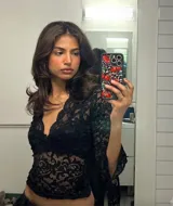 Top de encaje negro con mangas acampanadas y escote en V.