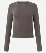 Blusa de manga larga con cuello redondo, confeccionada en tejido rib acanalado. Presenta un diseño ajustado al cuerpo y textura vertical en relieve.