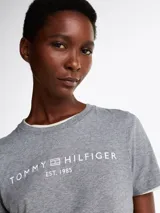 Remera gris de algodón con cuello redondo y logo de Tommy Hilfiger estampado en el pecho.