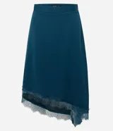 Pollera midi de satén color verde petróleo, con corte asimétrico y detalle de encaje aplicado en el ruedo. Presenta una cintura estructurada y una caída fluida.