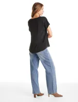 Blusa de crepe color blanco, con cuello redondo a la base y mangas cortas con detalle de presilla y botón.