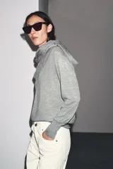 Jersey de punto de cashmere extrafino, con cuello redondo y manga larga, de corte clásico y textura suave.