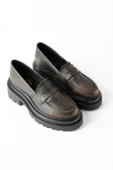 Mocasines de cuero marrón con suela track y detalle de antifaz.