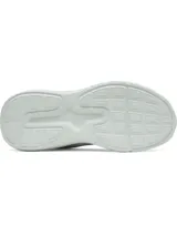 Championes de running Under Armour modelo Phade RN 3, color blanco con logo en tono verde agua claro. Presentan una parte superior de malla transpirable, entresuela de amortiguación EVA y suela de goma flexible.
