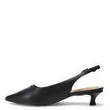 Zapato tipo slingback de cuero negro con punta fina, talón descubierto con tira ajustable y taco bajo curvo.