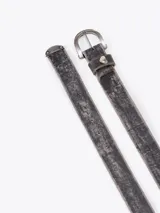 Cinturón de cuero vacuno con efecto gastado, hebilla metálica y aplique decorativo en forma de corazón.