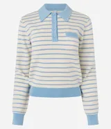 Blusa de punto a rayas horizontales celestes y blancas, con cuello polo celeste, cierre frontal con botones, bolsillo aplicado en el pecho y mangas largas.
