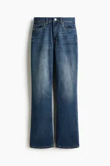 Jean de cinco bolsillos en denim de algodón con liviano stretch para una comodidad óptima, de corte ajustado en cintura y cadera, pierna bootcut y tiro alto con cierre y botón.