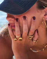 Anillo de diseño orgánico y macizo con forma irregular, elaborado artesanalmente en metal.