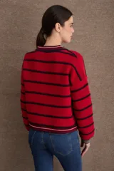 Cardigan de punto con diseño a rayas horizontales en azul marino y beige. Presenta cuello redondo, cierre frontal con botones grandes y mangas largas con puños acanalados en tono verde oliva. Incluye un pequeño bordado de una raqueta de tenis en el lateral.