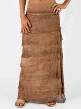 Pollera larga de viscosa color beige con diseño de múltiples capas y volados superpuestos de terminación rústica deshilachada.