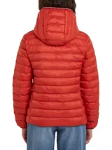 Campera acolchada Tommy Hilfiger color rojo, con capucha y cierre frontal. Tiene dos bolsillos laterales con cierre y logo bordado en el pecho.