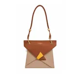 Cartera de hombro con diseño geométrico tipo sobre, combinando tonos marrón, beige y un detalle en amarillo. Cuenta con correa ajustable y herrajes metálicos dorados.