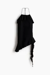 Vestido corto negro con tiras halter finas, escote con volado amplio y bajo asimétrico con volado y cordón colgante.