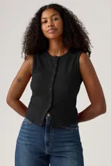 Musculosa de canalé color negro, con cuello redondo y cierre frontal de botones.