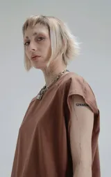 Sudadera color mocca de algodón premium, con corte extra oversize, hombros caídos y cuello redondo de rib al tono.