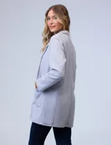 Blazer beige de algodón soft, marca Dictionary. Tiene cuello solapa, abertura central y bolsillos delanteros.