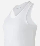 Musculosa deportiva de corte nadador, color amarillo claro, confeccionada en microfibra con textura perforada. Presenta escote en U y diseño holgado con pliegue en la espalda.