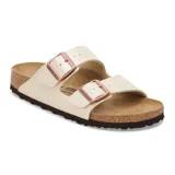 Sandalia Birkenstock modelo Arizona de dos correas con hebillas metálicas ajustables, base de corcho anatómica y suela de goma antideslizante.