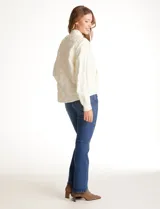 Campera combinada Current Air, con torso acolchado en diseño de rombos y mangas de tejido de punto grueso con diseño de ochos. Presenta cierre frontal metálico, cuello alto y puños y ruedo acanalados.