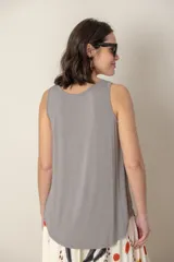 Blusa italiana sin mangas color dorado, con frente de satén y espalda de algodón.