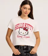 Remera blanca de algodón con cuello redondo y manga corta. Presenta un estampado grande con la cabeza de Hello Kitty en el centro, rodeada por el texto 'HELLO KITTY' en letras rojas con efecto desgastado y la frase 'Sporty' debajo.