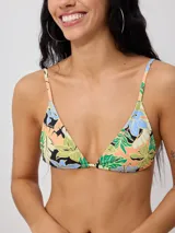 Top de bikini triangular con estampado tropical de flores azules y hojas verdes sobre fondo naranja y crema. Cuenta con tiras finas para atar en el cuello y la espalda.