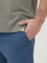 Remera de manga corta y cuello redondo, confeccionada en una mezcla de lino orgánico y elastano. Presenta un diseño de calce regular con textura ligera y transpirable, ideal para climas cálidos.
