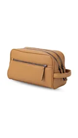 Neceser rectangular de símil cuero color beige claro, con dos compartimentos principales con cierre y un bolsillo frontal con cierre. Posee un asa lateral para transporte.