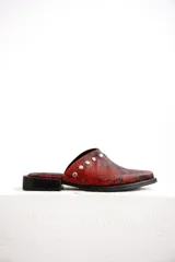 Mules de cuero color marrón oscuro con interior color suela, punta fina y apliques de tachas plateadas.