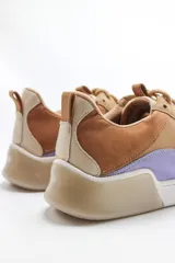 Zapatillas de cuero color tostado con detalles en marrón y lila.