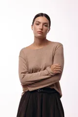 Remera de manga larga y cuello redondo, confeccionada en una mezcla de fibras suaves, con ajuste cómodo al cuerpo.