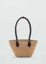 Bolso tipo cesta de fibra natural con diseño tejido, cuenta con doble asa corta y detalles en contraste de color oscuro.