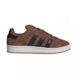 Championes Adidas modelo Campus 00s, confeccionados en gamuza color marrón con las icónicas tres tiras laterales en cuero negro. Presentan una suela de goma blanca con base color caramelo y detalle en el talón en color negro.