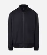 Campera bomber negra para hombre, confeccionada en poliéster con cierre frontal de cremallera, cuello, puños y dobladillo elásticos acanalados, y bolsillos laterales.