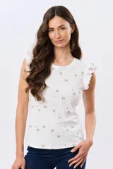 Remera blanca de algodón con estampado de ramas y pequeños frutos, escote redondo y mangas cortas con volados.