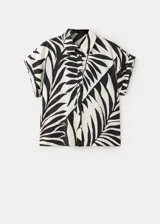 Camisa de manga corta con estampado de hojas en blanco y negro, cuello camisero y cierre delantero con botones.