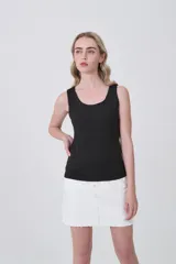 Musculosa sin mangas de poliamida, con cuello redondo y ajuste al cuerpo.