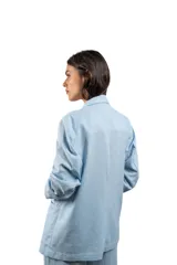 Blazer de lino color verde menta, de corte oversize, con solapas clásicas, cierre frontal de un botón y bolsillos laterales con solapa.