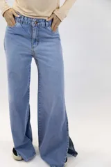 Jean wide leg de tiro medio color azul claro, con diseño de tajo en los laterales de las piernas.