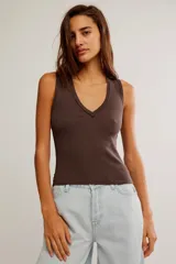 Musculosa marrón de calce entallado, con escote en V, costuras en relieve y sisas bajas, confeccionada en algodón elastizado.