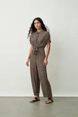 Mono largo negro de corte palazzo con camisa de mangas cortas con botones y lazo en la cintura.