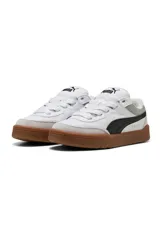 Championes Puma modelo Park Lifestyle Sk8, de diseño urbano inspirados en el skate, color blanco con franja lateral negra, detalles en gamuza gris en la puntera y suela de goma marrón tipo gum.