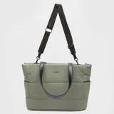 Bolso tipo tote Bubba modelo Pair Travel, color verde oliva, confeccionado en nylon resistente y liviano con diseño acolchado. Cuenta con asas de mano de cuero sintético negro, bolsillos laterales abiertos, y una correa de hombro ajustable y extraíble de cinta con la marca estampada.
