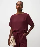 Blusa femenina color bordó, con cuello redondo y mangas cortas. Confeccionada en chiffon, un tejido ligero y ligeramente transparente.