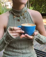 Anillo de diseño artesanal con estructura entrelazada de líneas irregulares y acabado orgánico. Pieza ajustable fabricada en metales nobles.