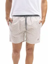 Short de baño rosado con estampado de rombos, cintura elastizada con cordón ajustable, bolsillos laterales y trasero.