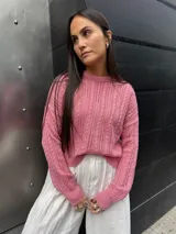 Sweater color crema tejido con diseño en ochos y cuello redondo.