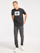 Remera negra de manga corta con cuello redondo y estampa frontal de caja blanca con el logo de Cat en negro.
